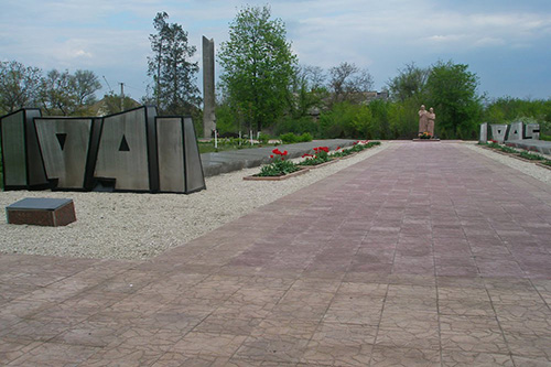 Massagraf Sovjetsoldaten & Oorlogsmonument Nove