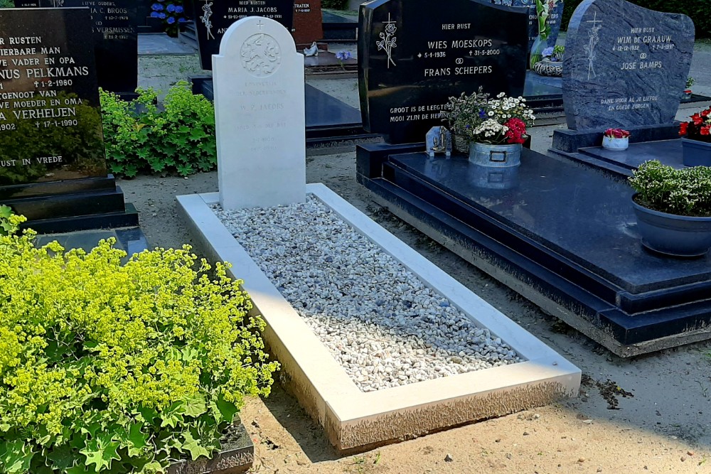 Dutch War Graves Roman Catholic Cemetery Baarle-Nassau #1