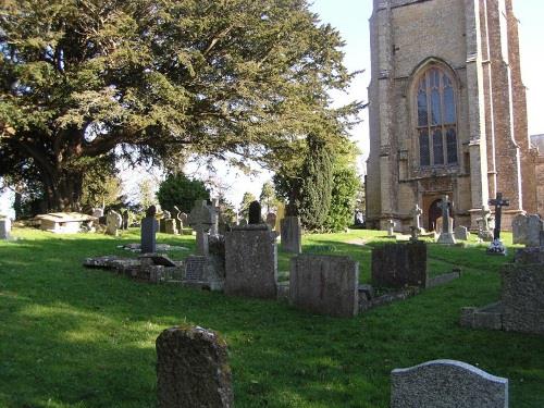 Commonwealth War Graves St. Candida and Holy Cross Churchyard #1