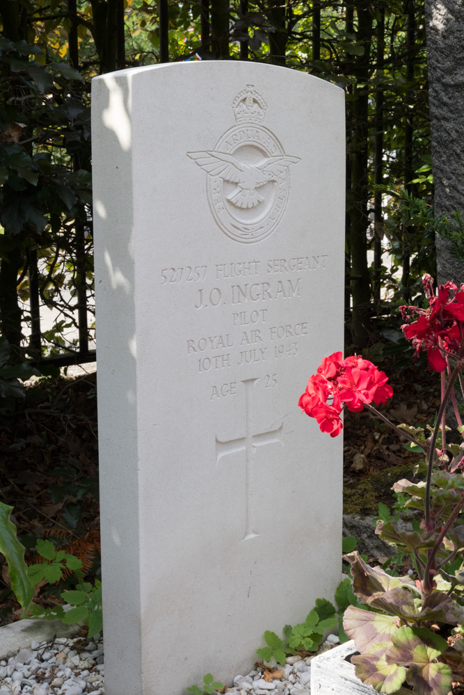 Commonwealth War Grave General Cemetery Losser #2