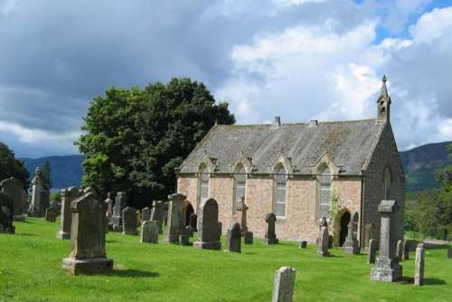 Oorlogsgraf van het Gemenebest Dores Parish Churchyard