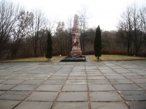 Massagraf Sovjetsoldaten & Bevrijdingsmonument Volodarsk-Volynskyi #1