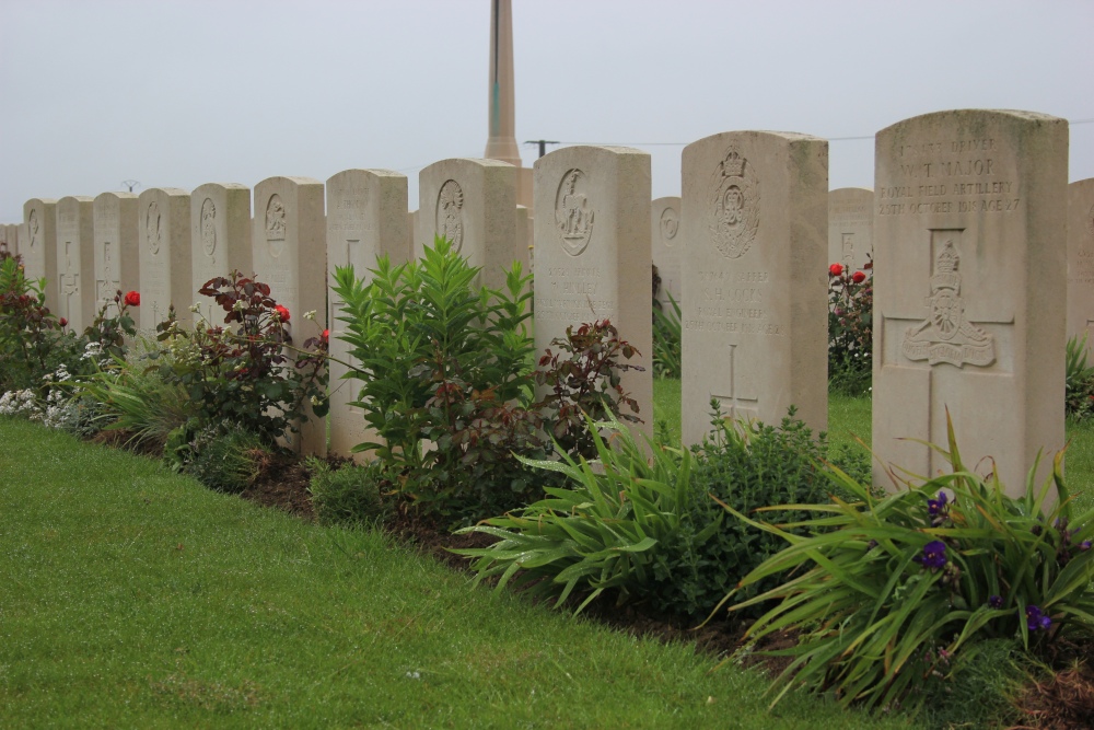 Commonwealth War Cemetery Delsaux Farm #5