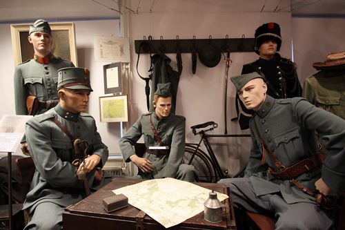 John Meulendijks heeft in zijn oorlogsmuseum een afdeling waarin de Japanse capitulatie wordt
