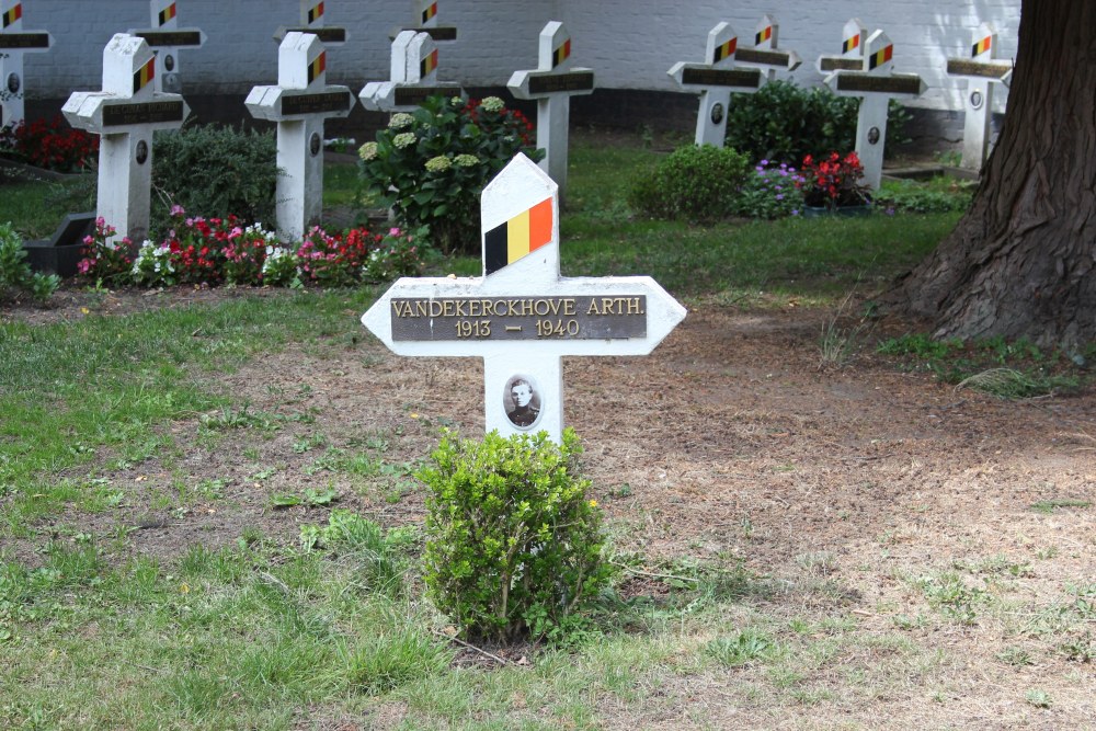 Belgische Oorlogsgraven Loppem #2