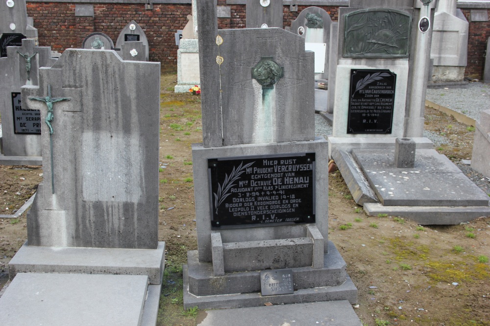 Belgian Graves Veterans Ophasselt Churchyard #3