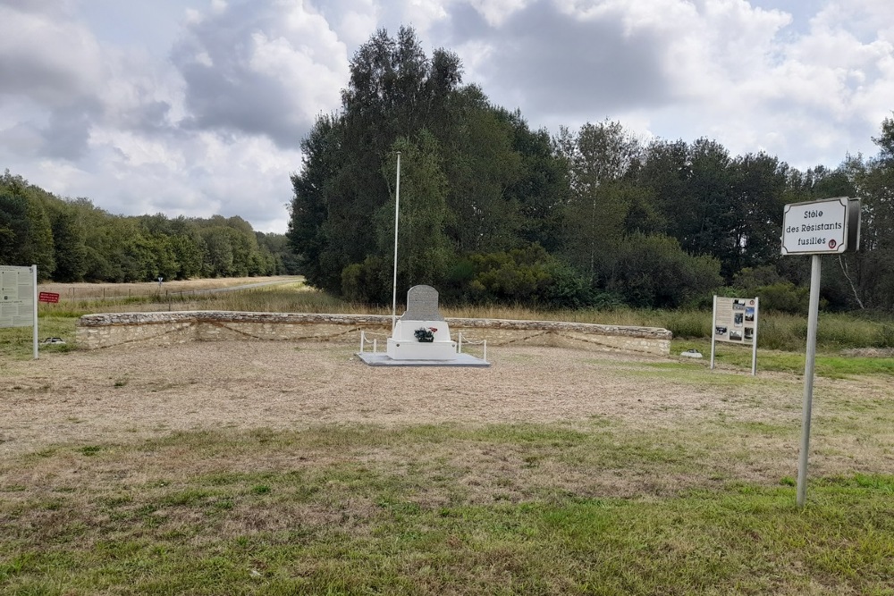 Gedenkteken voor geëxecuteerde verzetsleden Camp du Ruchard #2