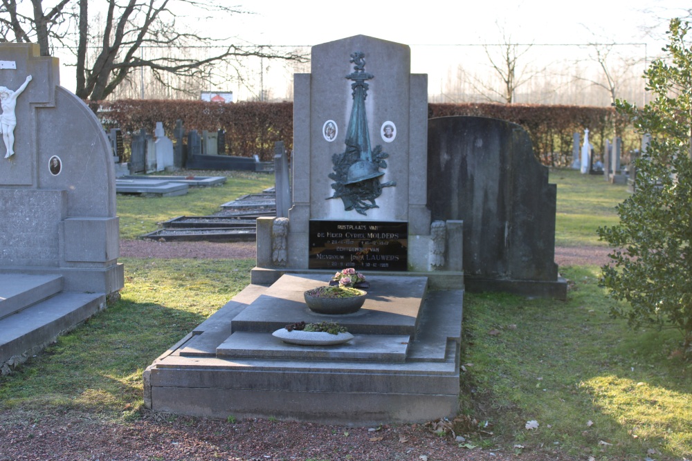 Belgian Graves Veterans Sint-Pauwels #2
