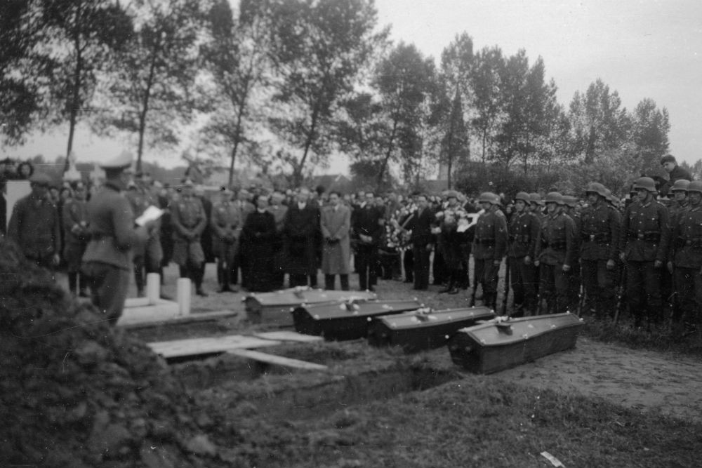 Commonwealth War Graves Waasmunster #1