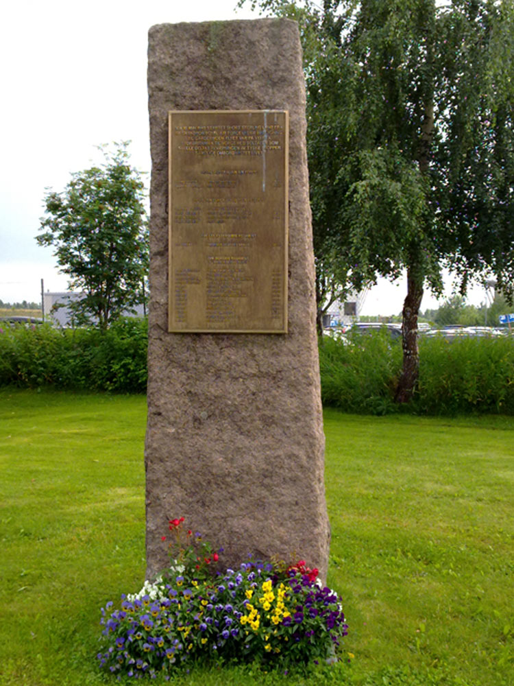 Monument Short Stirling LK147 #3