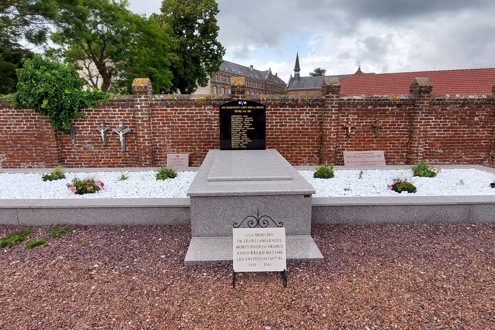 War Memorial French Soldiers Desvres