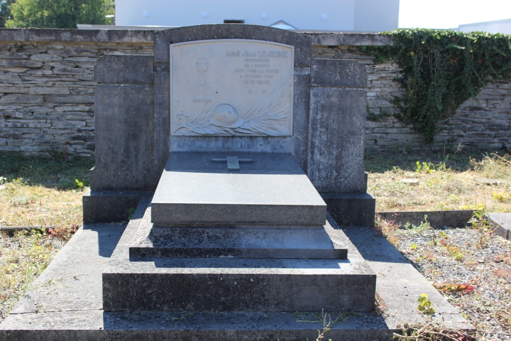 Belgische Oorlogsgraven Neufchâteau #4