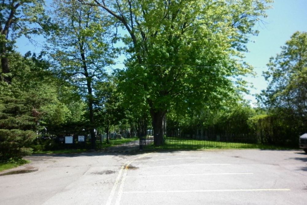 Oorlogsgraven van het Gemenebest St. Laurent Roman Catholic Cemetery