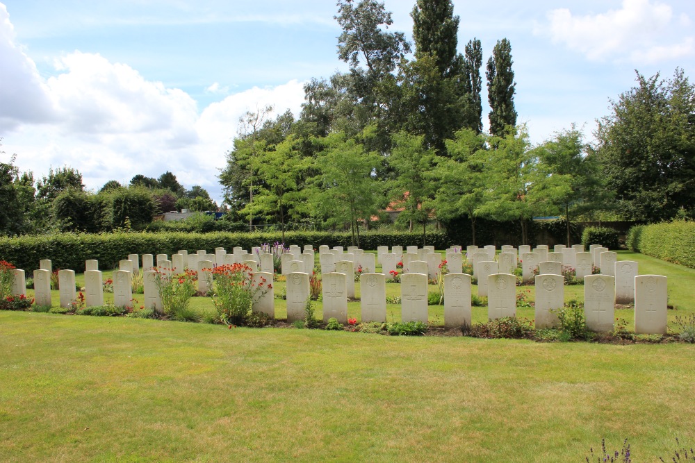 Commonwealth War Cemetery Moorseele #2