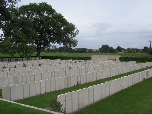 Commonwealth War Cemetery La Neuville