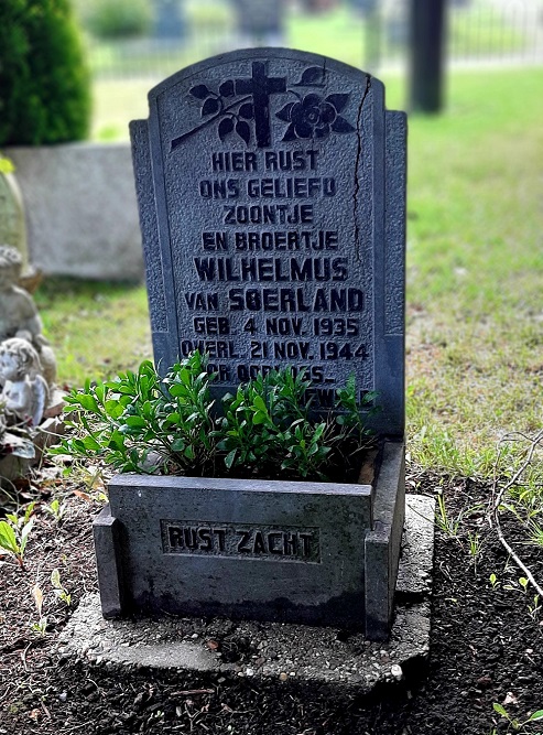 Dutch War Graves Communal Cemetery Klundert #2