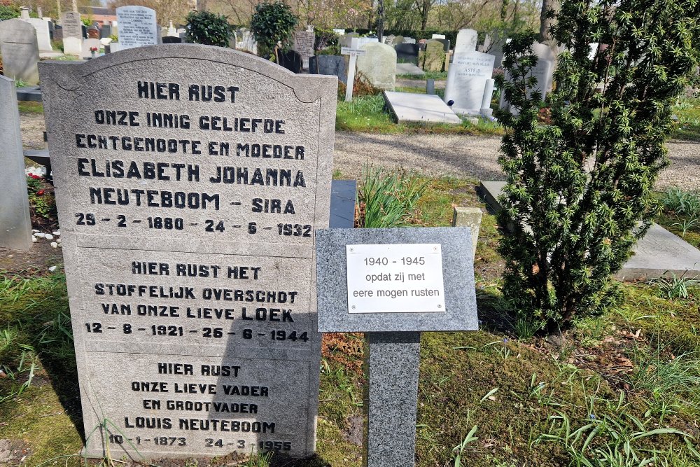 Nederlandse Oorlogsgraven Gemeentelijke Begraafplaats Rhijnhof Leiden