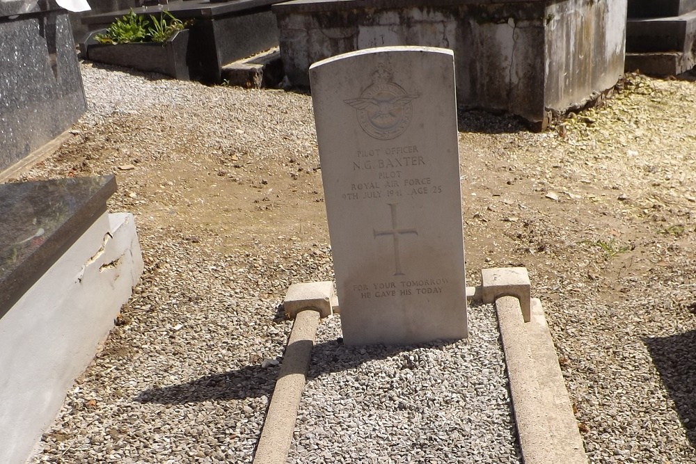 Commonwealth War Grave Enquin-sur-Baillons #1