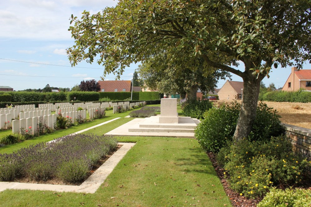 Commonwealth War Cemetery Esquelbecq #2