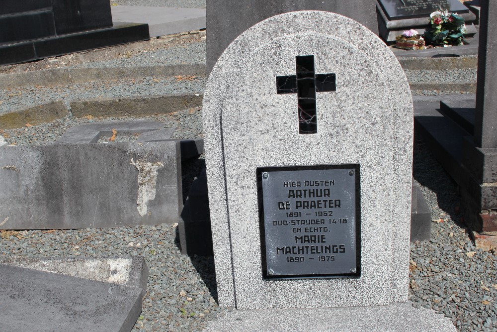 Belgian Graves Veterans Zottegem Old Cemetery #4