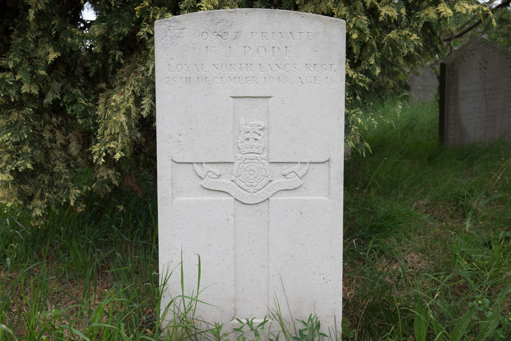 Commonwealth War Graves St John the Baptish Churchyard