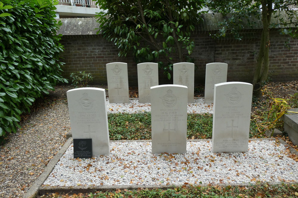 Oorlogsgraven van het Gemenebest Hervormde Begraafplaats Oosterhout #1