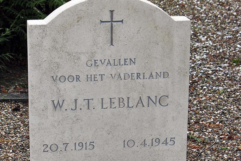 Nederlandse Oorlogsgraven Rooms Katholieke Begraafplaats Sint Jan Evangelist Hoensbroek #5