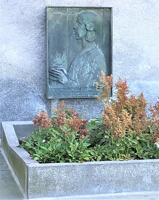 Memorial Stone Queen Elisabeth - Hospital 