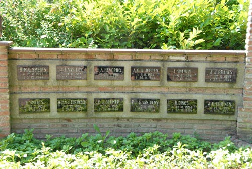 Oorlogsmonument Rooms Katholieke Begraafplaats Baarlo