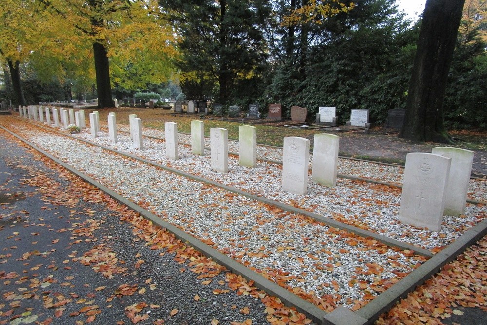 Commonwealth War Graves Communal Cemetery Oostergaarde #4