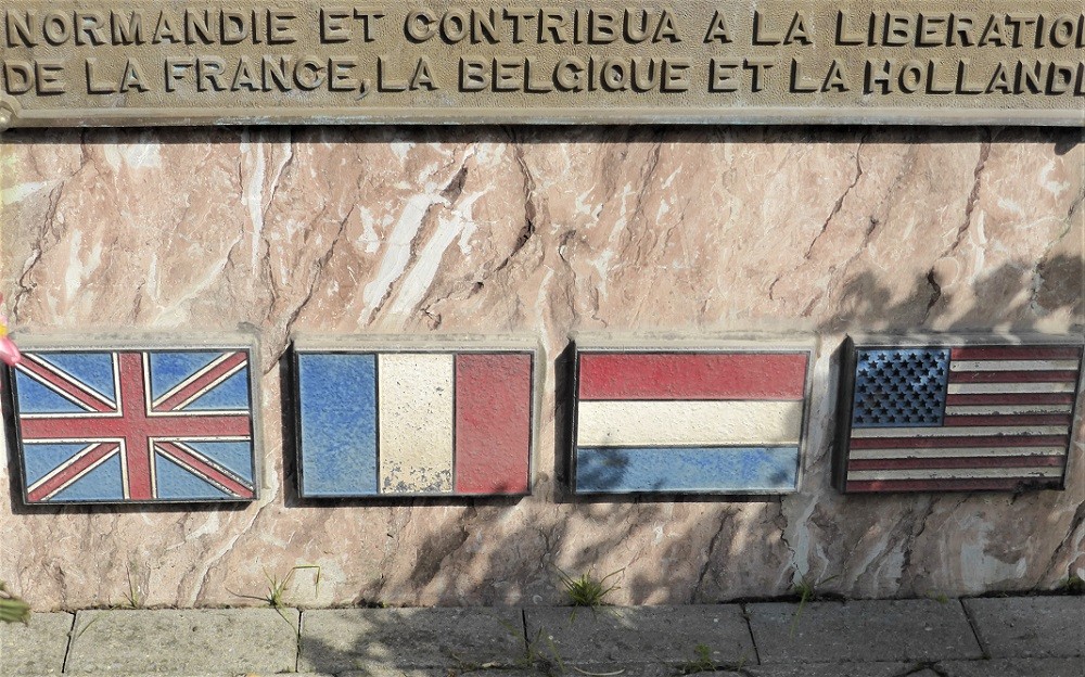 Monument Luitenant-Generaal J. Piron Couvin #5