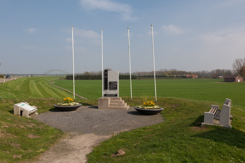 Monument Royal Engineers en Royal Canadian Engineers Driel #2