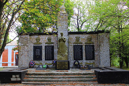 Massagraf Sovjetsoldaten & Oorlogsmonument Dmytrivka #1