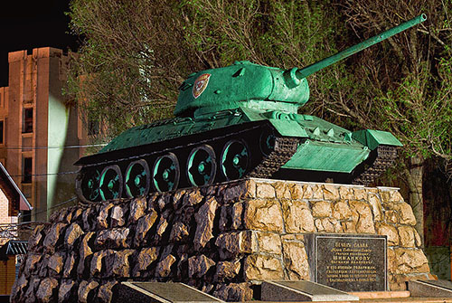 Mass Grave Soviet Soldiers & T-34/85 Tank