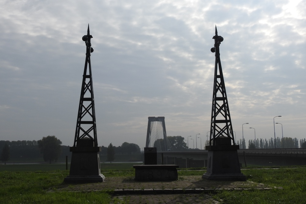 Ornamenten Vernielde Heusdense Brug