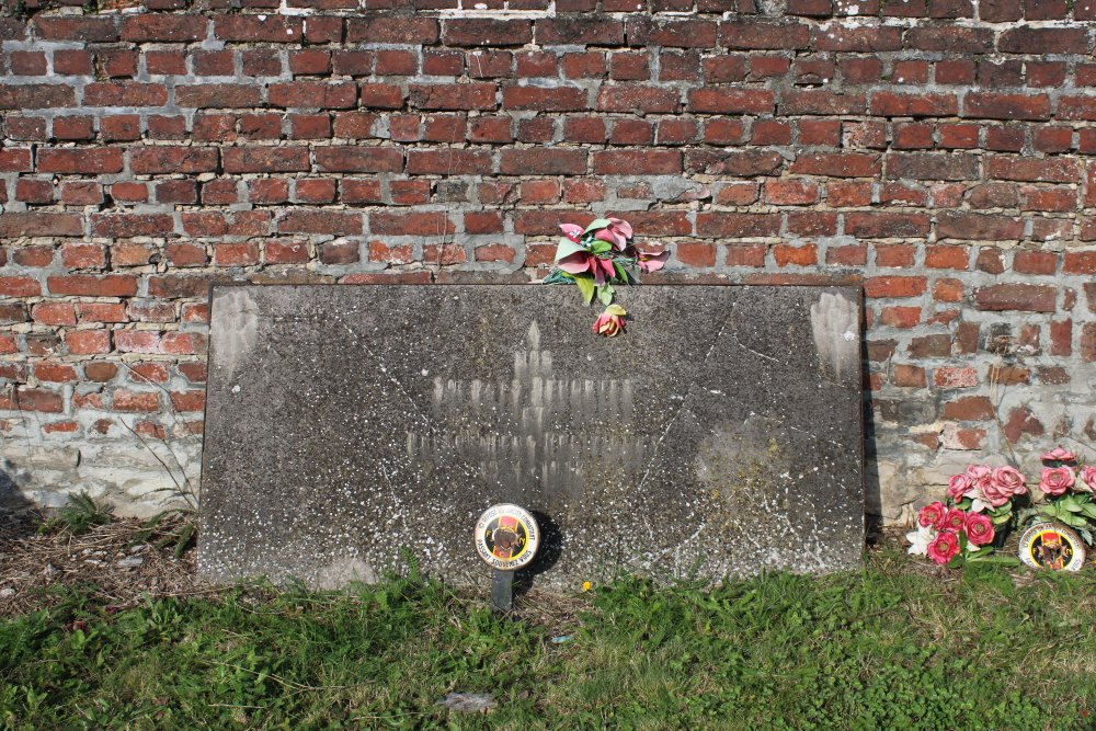 Oorlogsmonument Begraafplaats Tourpes