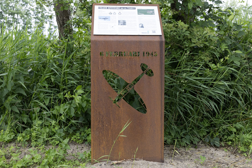 Memorial Spitfire IXe TA837 #1