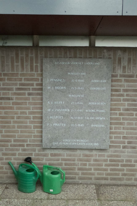 Oorlogsmonument Rooms Katholieke Begraafplaats Sint-Michielsgestel #2