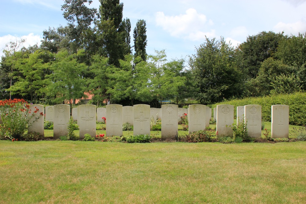 Commonwealth War Cemetery Moorseele #3