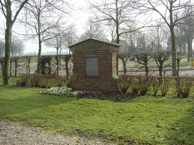 Gezamenlijk Graf Burgerslachtoffers Hervormde Begraafplaats Oud-Heusden #2