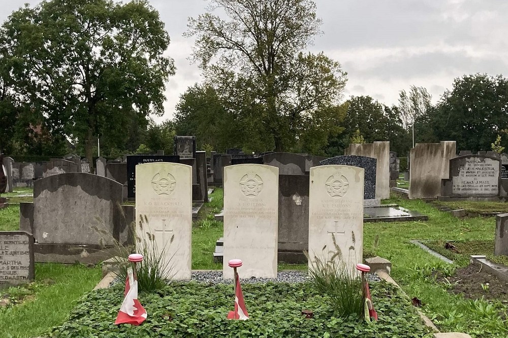 Commonwealth War Graves Municipal Cemetery Akkrum #1