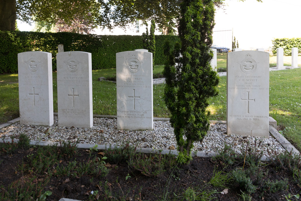 Commonwealth War Graves Old Cemetery Holten #4