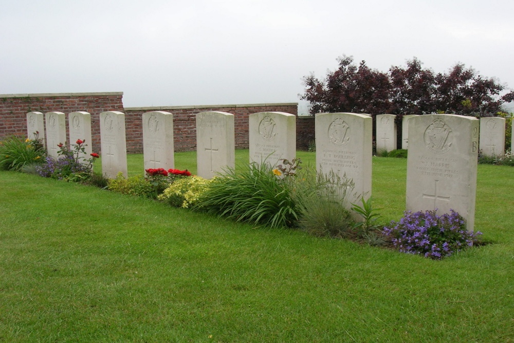 Commonwealth War Cemetery Lone Tree #4