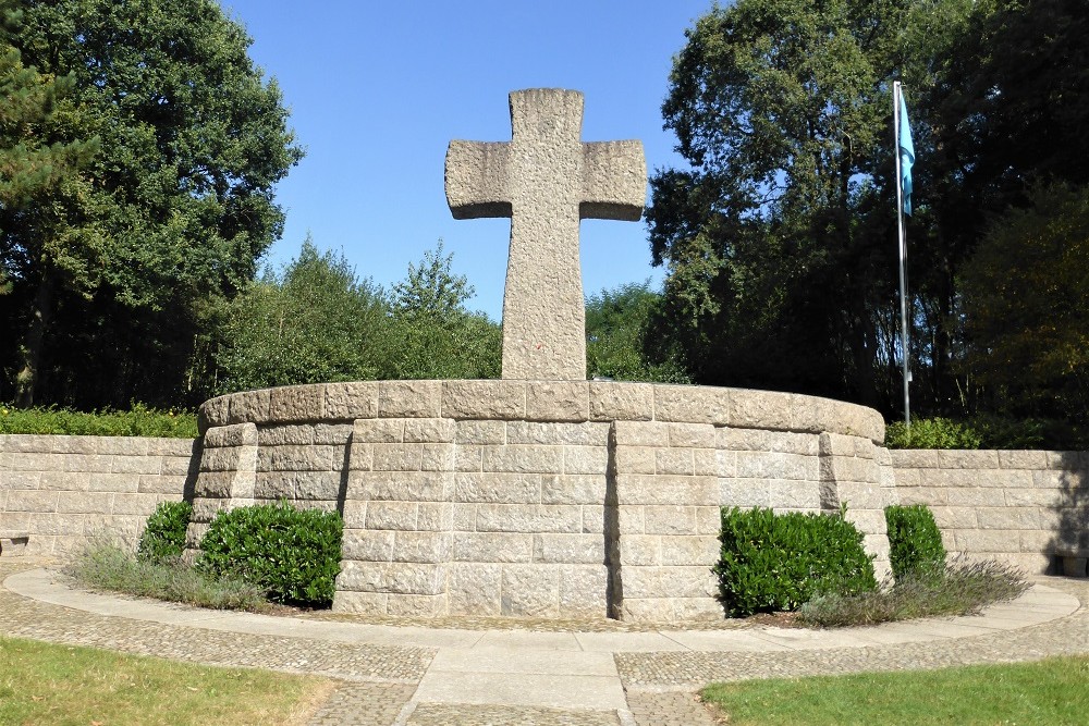 Monument op Duitse Oorlogsbegraafplaats Sandweiler #1