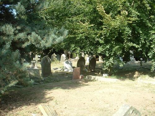 Commonwealth War Graves St Peter and St Paul Churchyard