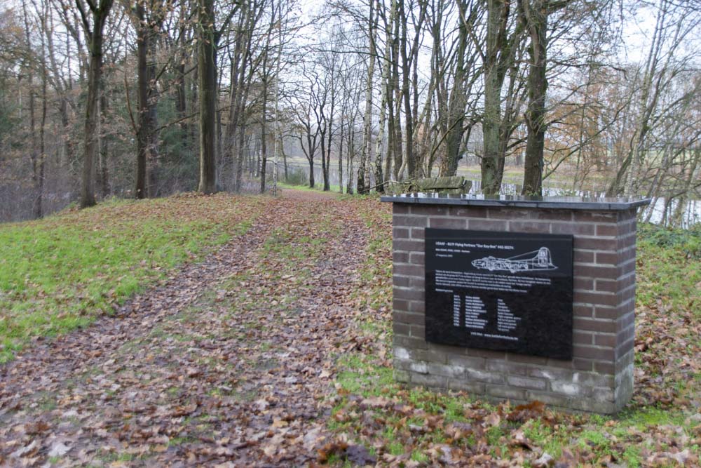 Herdenkingsmonument Crash B-17 42-30274 Mol