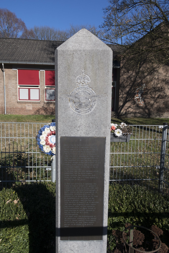 Monument Stirling LJ928 en RAF militairen #2