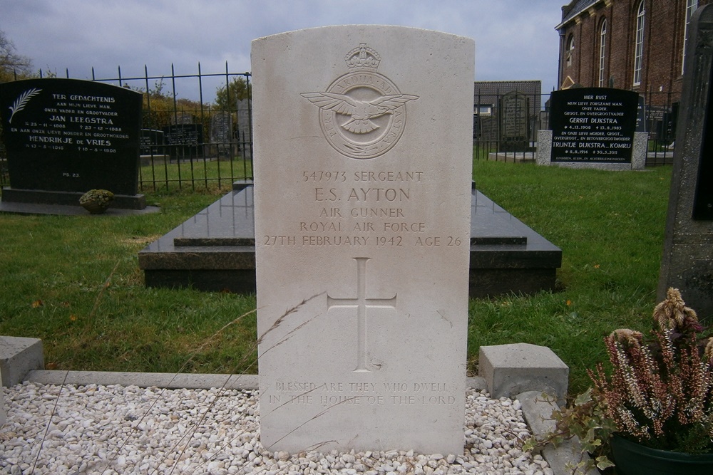 Commonwealth War Graves Protestant Churchyard Driesum #4