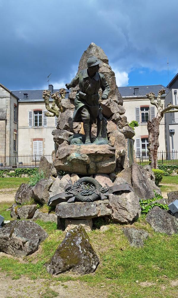 Oorlogsmonument Dun le Palestel #3