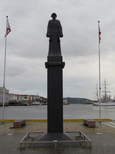 Monument Shetlands-Larsen Bergen #2